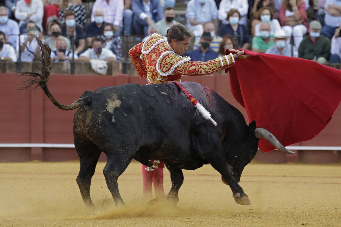 Manuel Escribano, de grana y oro en la Maestranza