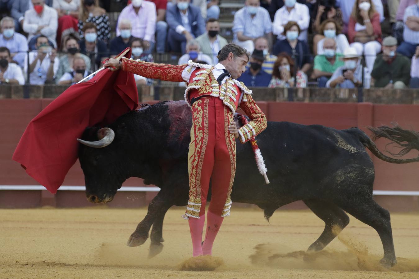 Manuel Escribano, de grana y oro en la Maestranza