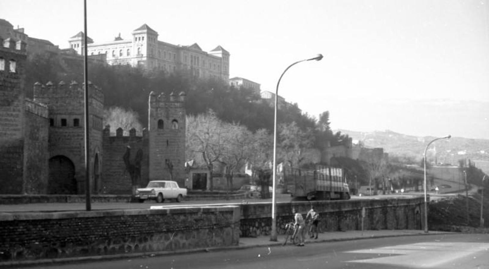 Vista del primer tramo de la carretera de Navalpino con el túnel inferior que se inauguró en 1923. La fotografía corresponde a finales de 1976, poco antes de iniciarse las obras para despejar las murallas y la puerta de Alfonso VI. FOTOGRAFIA DE RAFAEL DEL CERRO. 