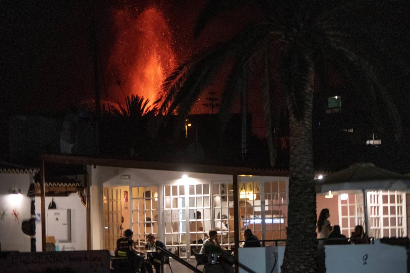 Imagen tomada este domingo en un restaurante de El Paso, en La Palma, a pocos kilómetros del volcán de Cumbre Vieja. 