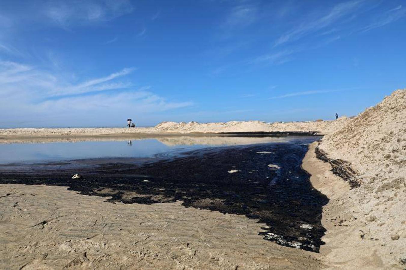 Comenzó el sábado. La rotura del oleoducto, en un punto que se estima a 8 kilómetros mar adentro, se produjo el sábado por la tarde y ya ayer domingo los daños ecológicos eran notorios