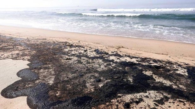 La costa de California, amenazada por un vertido de 480.000 litros de crudo