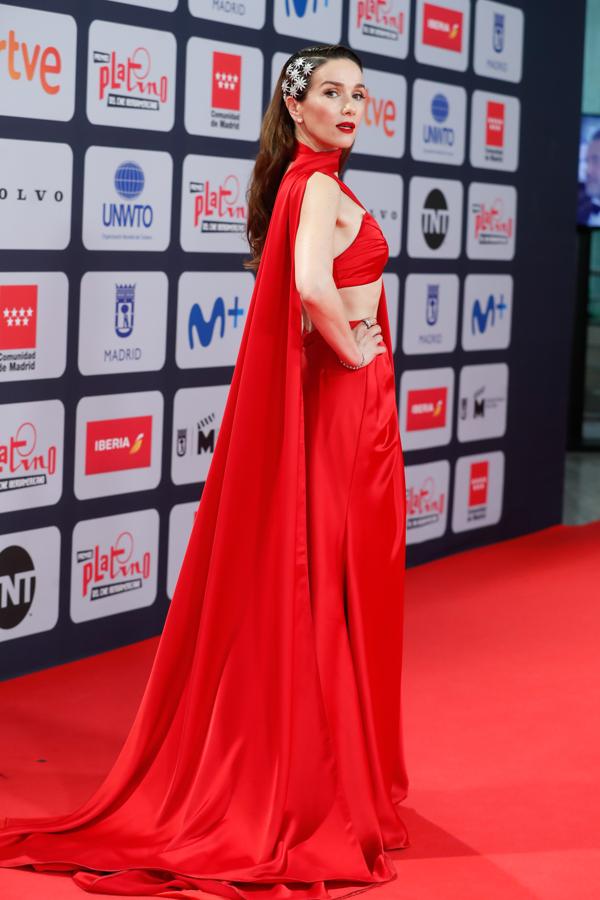 Natalaia Oreiro, en la alfombra roja de los Premios Platino 2021. La actriz escogió un vestido en color rojo diseñado por la argentina María Gorof.