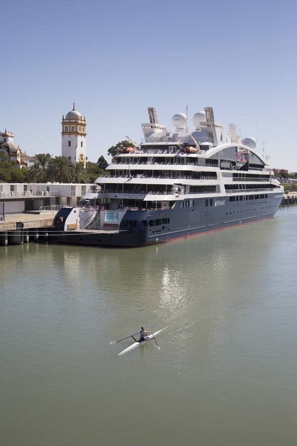 Un lujoso crucero atraca en Sevilla