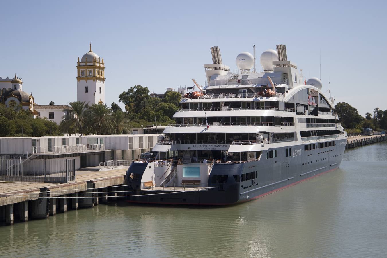 Un lujoso crucero atraca en Sevilla