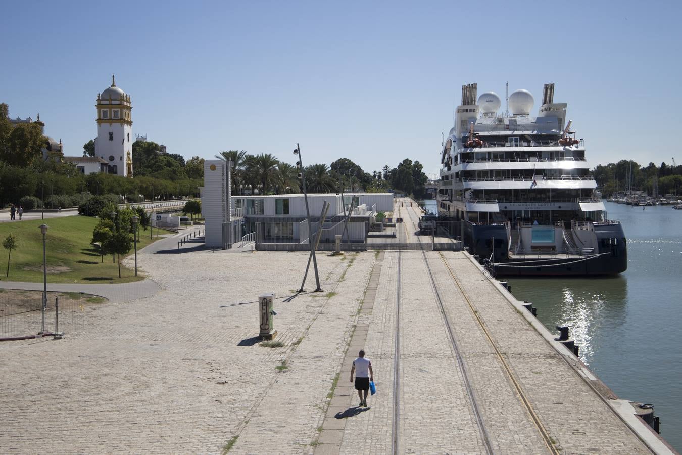 Un lujoso crucero atraca en Sevilla