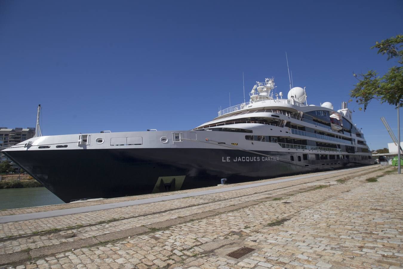 El prestigioso crucero Le Jacques Cartier ya está en Sevilla