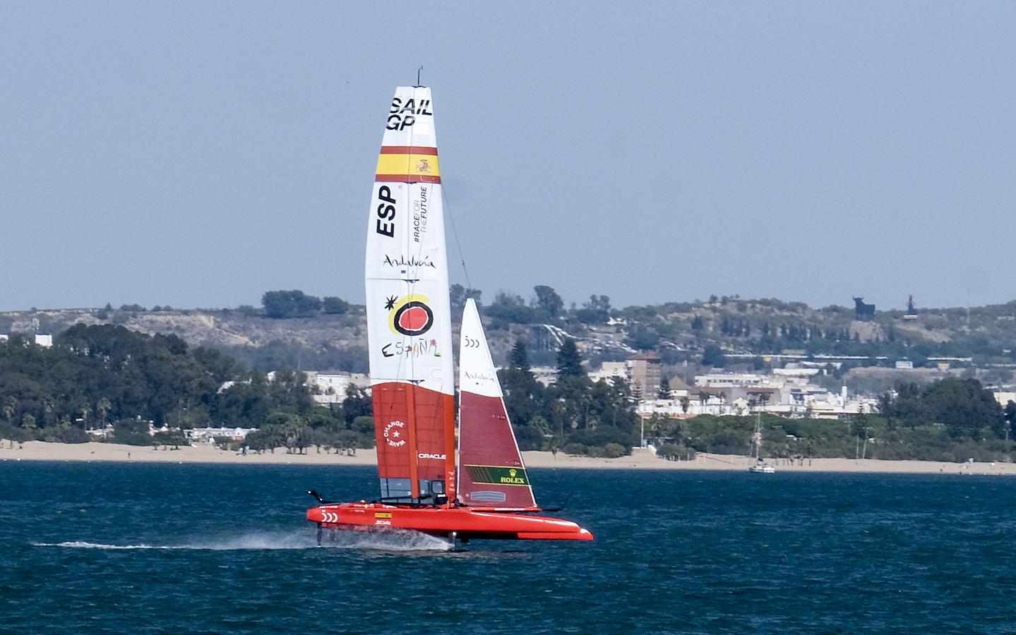 FOTOS: Los catamaranes de la SailGP ya entrenan en aguas de la bahía de Cádiz