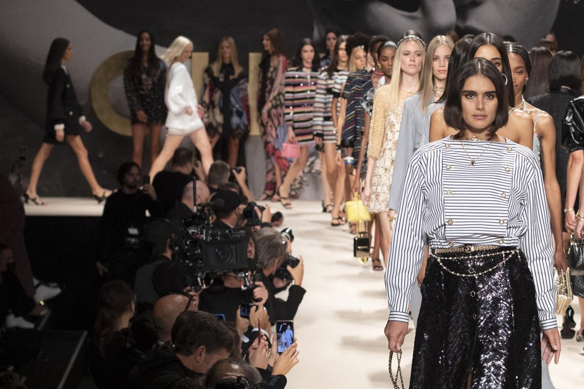 Chanel - PFW primavera-verano 2022. Virginie Viard ha sabido adaptar el ADN de la Maison a los nuevos tiempos post pandemia, en la que prima la alegría y las ganas de vivir. Para ello ha presentado una colección en donde los puntos clave tan icónicos como el tweed, el mix blanco y negro y las perlas se reinventan en clave ochentera con propuestas atrevidas y cuya paleta de color se amplía con nuevas tonalidades como el rosa empolvado o el lila,. Se incorpora también con fuerza el estampado de mariposas, una manera de señalar el nuevo resurgir que se hace con más fuerza que nunca.