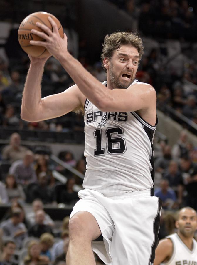 A las órdenes de Popovich. Terminada su etapa en los Bulls, Pau decide aceptar la oferta de los Spurs, que ya le habían tentado en el pasado. Juega allí tres años, que comienzan bien y acaban muy mal por culpa de las lesiones. Allí comienza su calvario con el pie