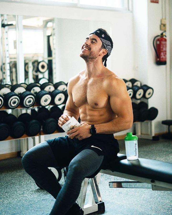 Rubén García, de @rvbengarcia. Rubén García, técnico fitness, lleva ya una larga trayectoria de cambios no solo en su físico, también en su alimentación. En las páginas de su libro 'El gym y el ñam' comparte su propia experiencia y el camino que ha recorrido hasta alcanzar un equilibrio, y no fue hasta la llegada del Covid que pudo desarrollar su método y alcanzar los 336.000 seguidores que tiene en estos momentos.