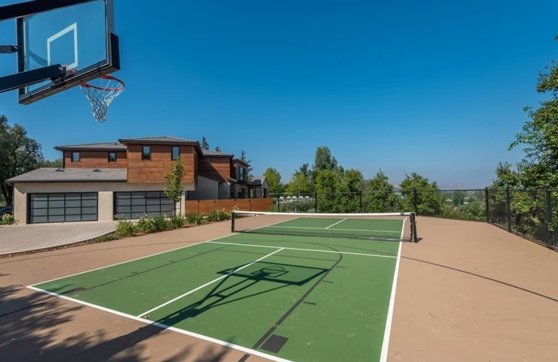 La nueva casa de Will Smith y Jada Pinkett. En la parte trasera de la vivienda hay una zona de asientos en la que relajarse y celebrar cenas con amigos y familia, así como una cancha deportiva en la que el actor podrá ejercitarse y mantenerse en forma.