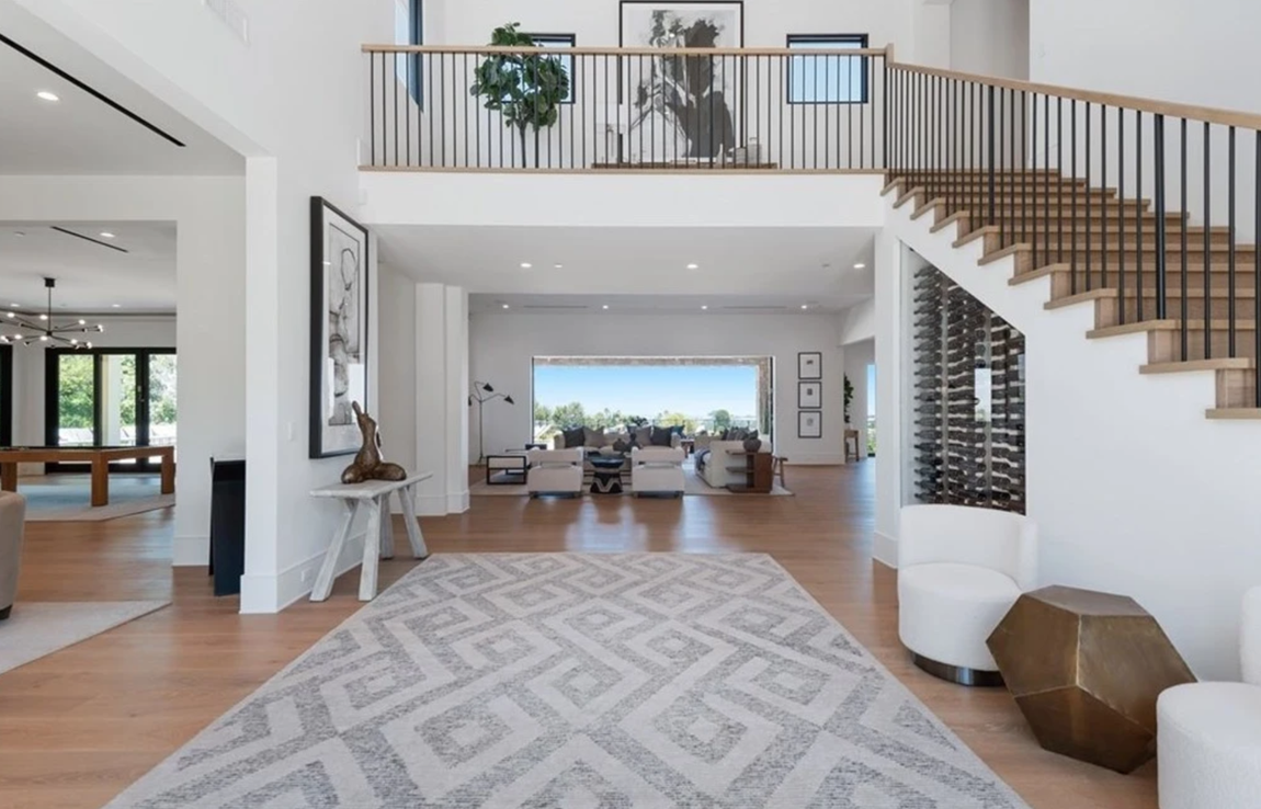 La nueva casa de Will Smith y Jada Pinkett. El interior, decorado con un estilo contemporáneo, ofrece una entrada de doble altura, techos altos y grandes ventanales que permiten el paso de la luz y crean un acogedor ambiente. El tono blanco de las paredes y los colores claros del mobiliario aportan una sensación de amyor amplitud.