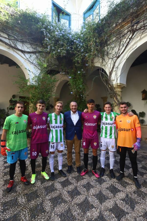 El guiño a Córdoba en la presentación de las camisetas del Atlético Cordobés, en imágenes