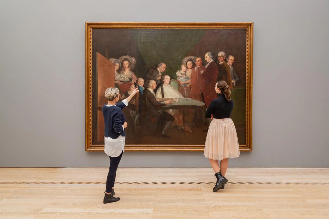 Ante el cuadro 'La familia del infante don Luis' de Goya. 