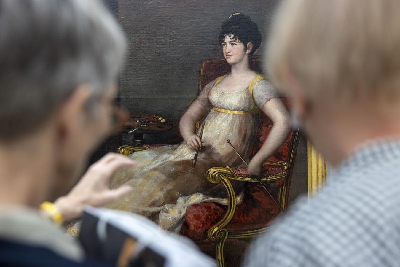 Unos visitantes ante la obra 'María Tomasa Palafox y Portocarrero, marquesa de Villafranca, pintando a su marido, 1804' de Goya. 