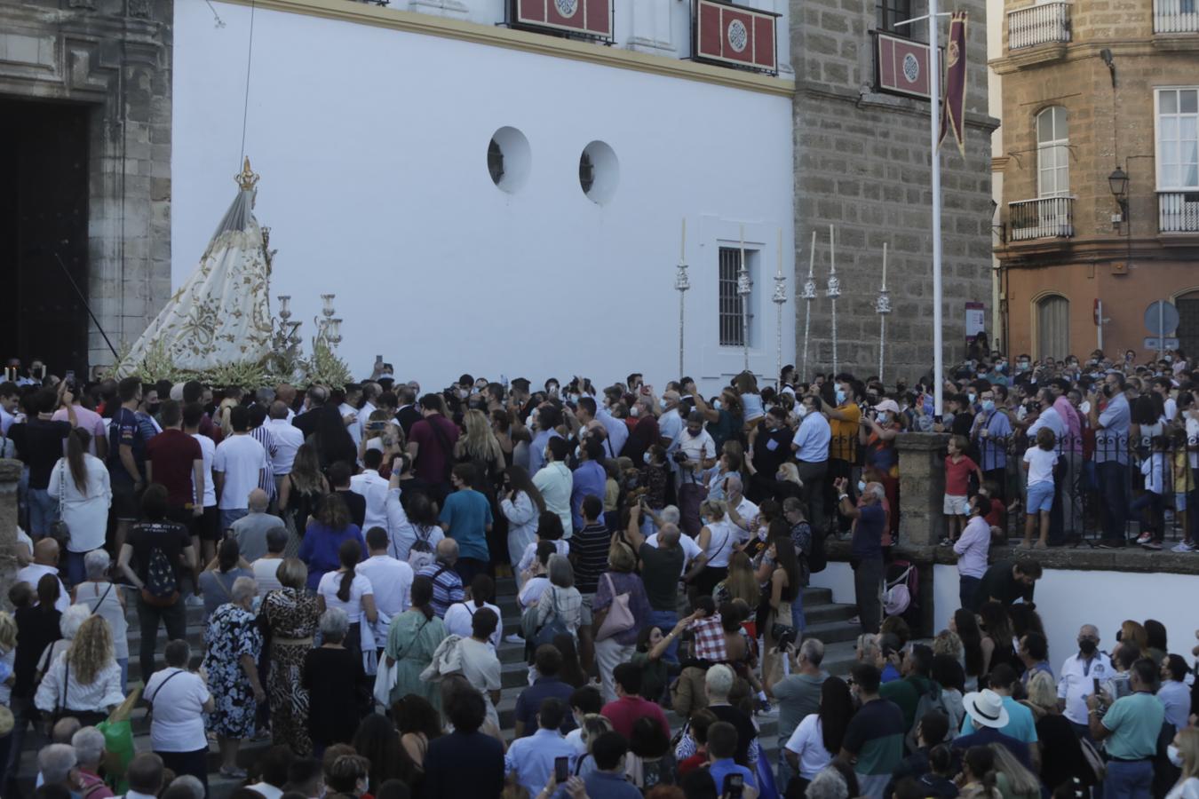 FOTOS: El fervor se desborda en Cádiz con la Virgen del Rosario