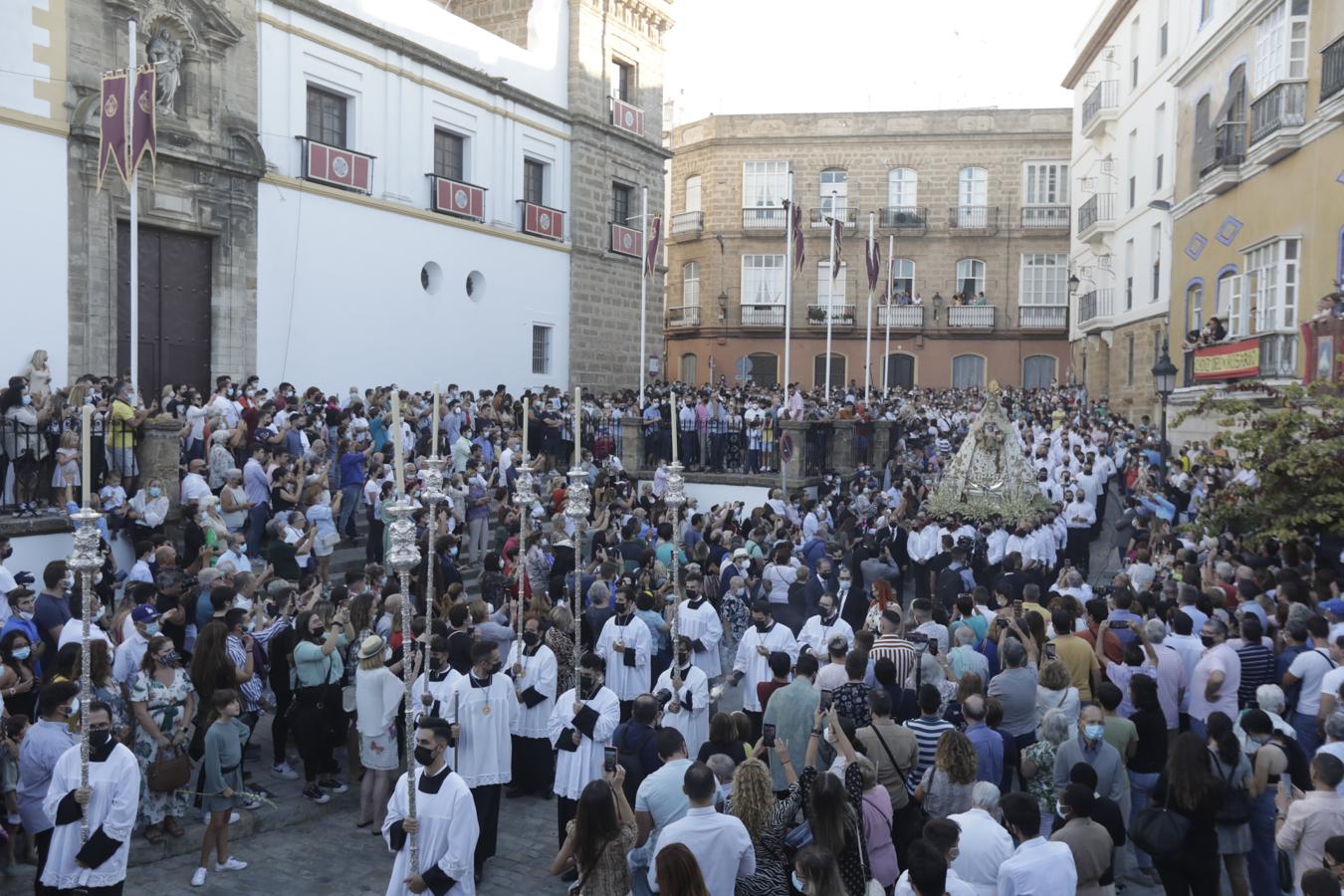 FOTOS: El fervor se desborda en Cádiz con la Virgen del Rosario