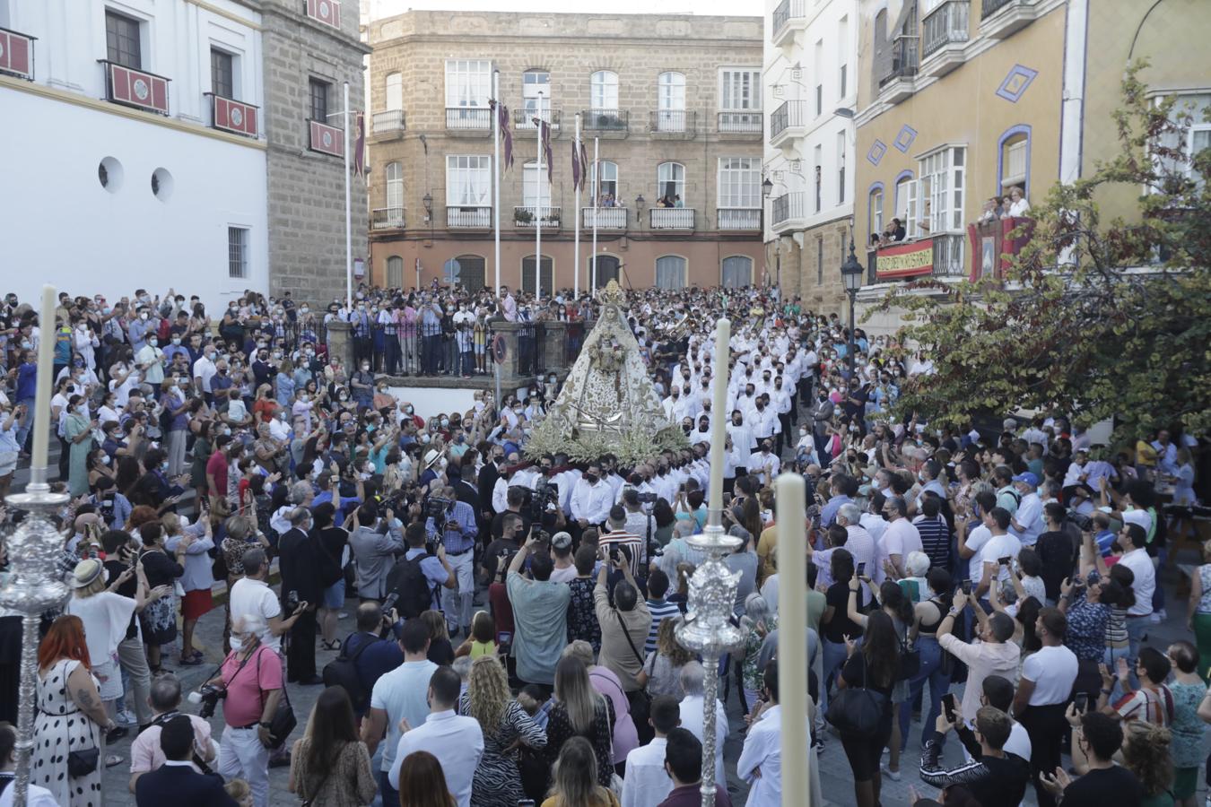 FOTOS: El fervor se desborda en Cádiz con la Virgen del Rosario