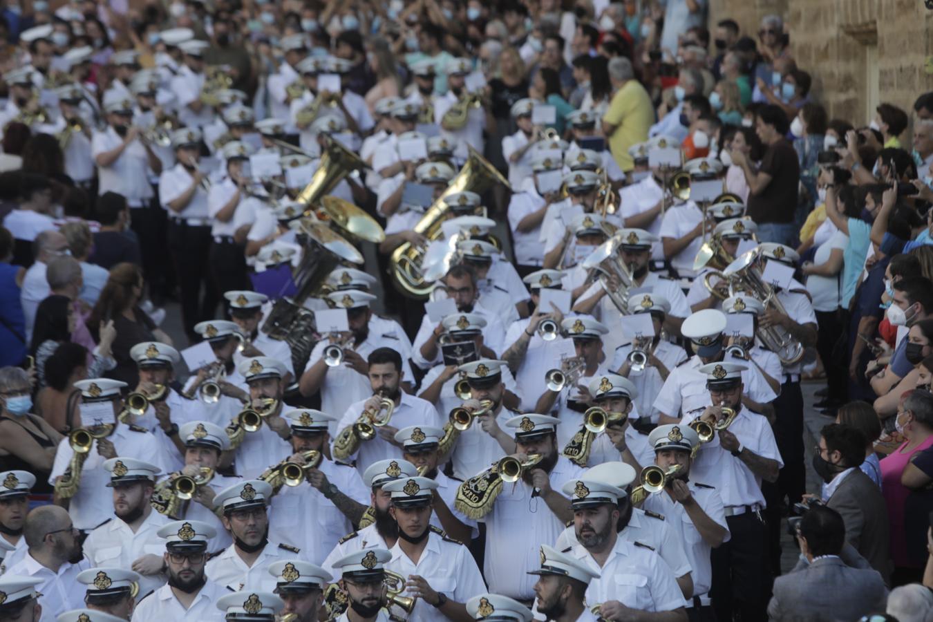 FOTOS: El fervor se desborda en Cádiz con la Virgen del Rosario