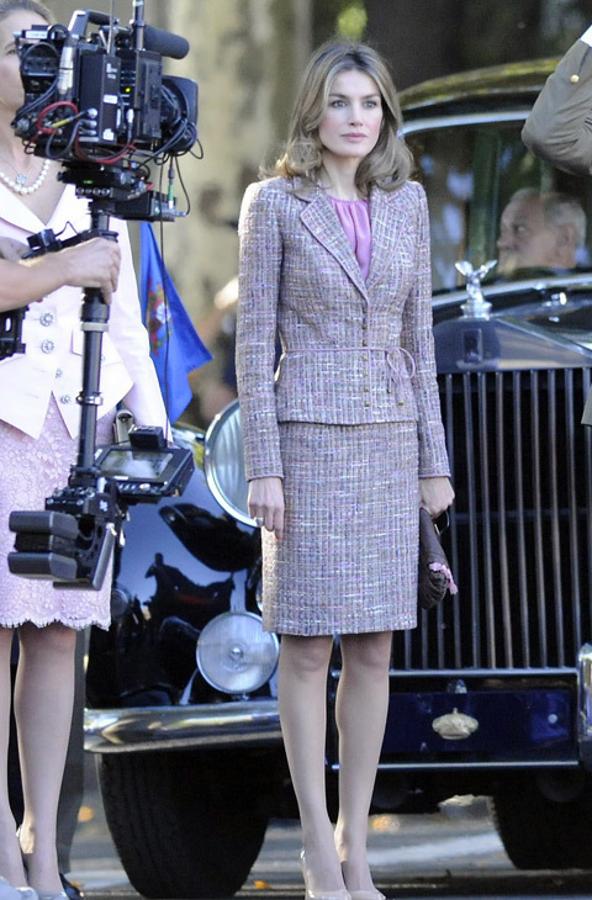 2011 - Los looks de la Reina Letizia en el Día de la Hispanidad. En 2011 apostó por los tonos pastel con un traje de chaqueta con falda tubo y americana entallada, todo de Felipe Varela, que conjuntó con unos salones acharolados de Magrit.