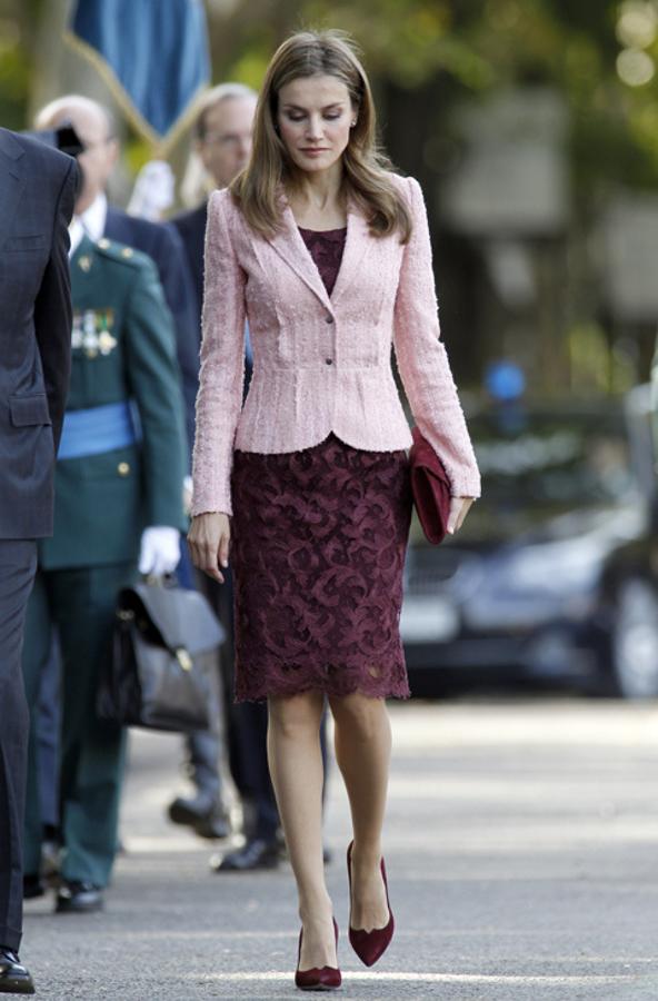 2013 - Los looks de la Reina Letizia en el Día de la Hispanidad. El burdeos fue su color con un diseño tubo con bordados tridimensionales que simulaban flores de Felipe Varela que conjuntó con una americana entallada de color osa empolvado y confeccionada en tweed.