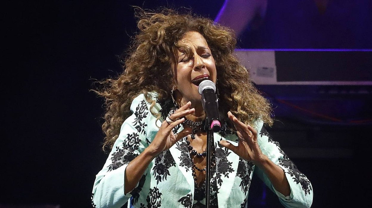 Rosario Flores inunda la Plaza de España con su arte y alegría