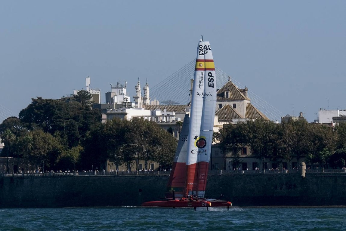 Fotos: Así ha sido la primera jornada de la SailGP en Cádiz