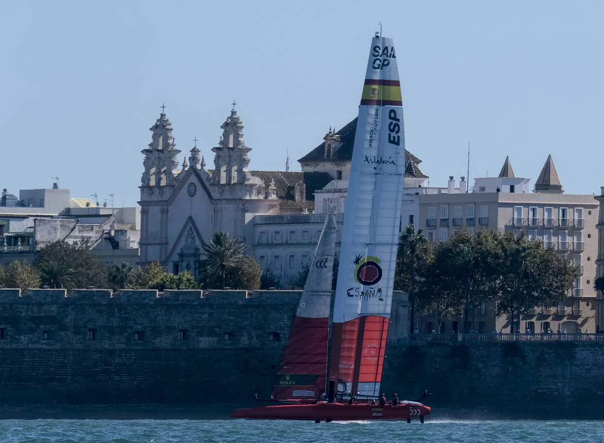 Fotos: Así ha sido la primera jornada de la SailGP en Cádiz