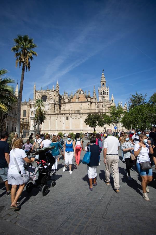 Las calles de Sevilla se llenan en el puente del Pilar