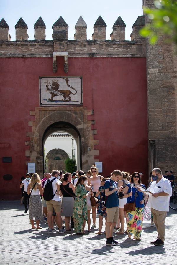 Las calles de Sevilla se llenan en el puente del Pilar