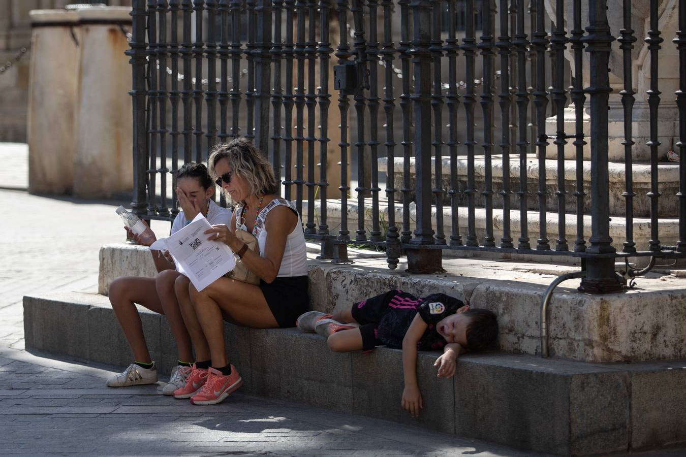 Las calles de Sevilla se llenan en el puente del Pilar