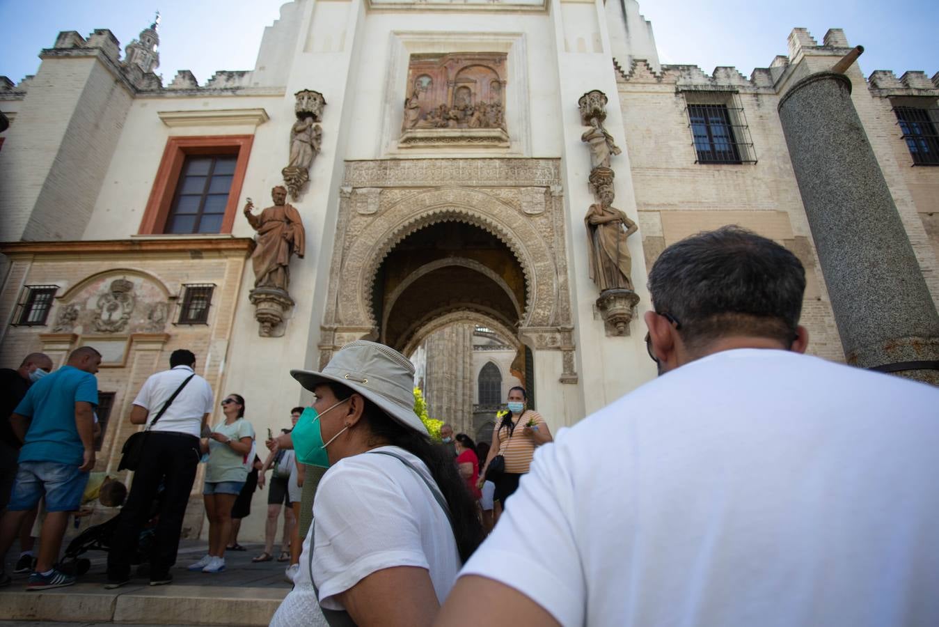 Las calles de Sevilla se llenan en el puente del Pilar