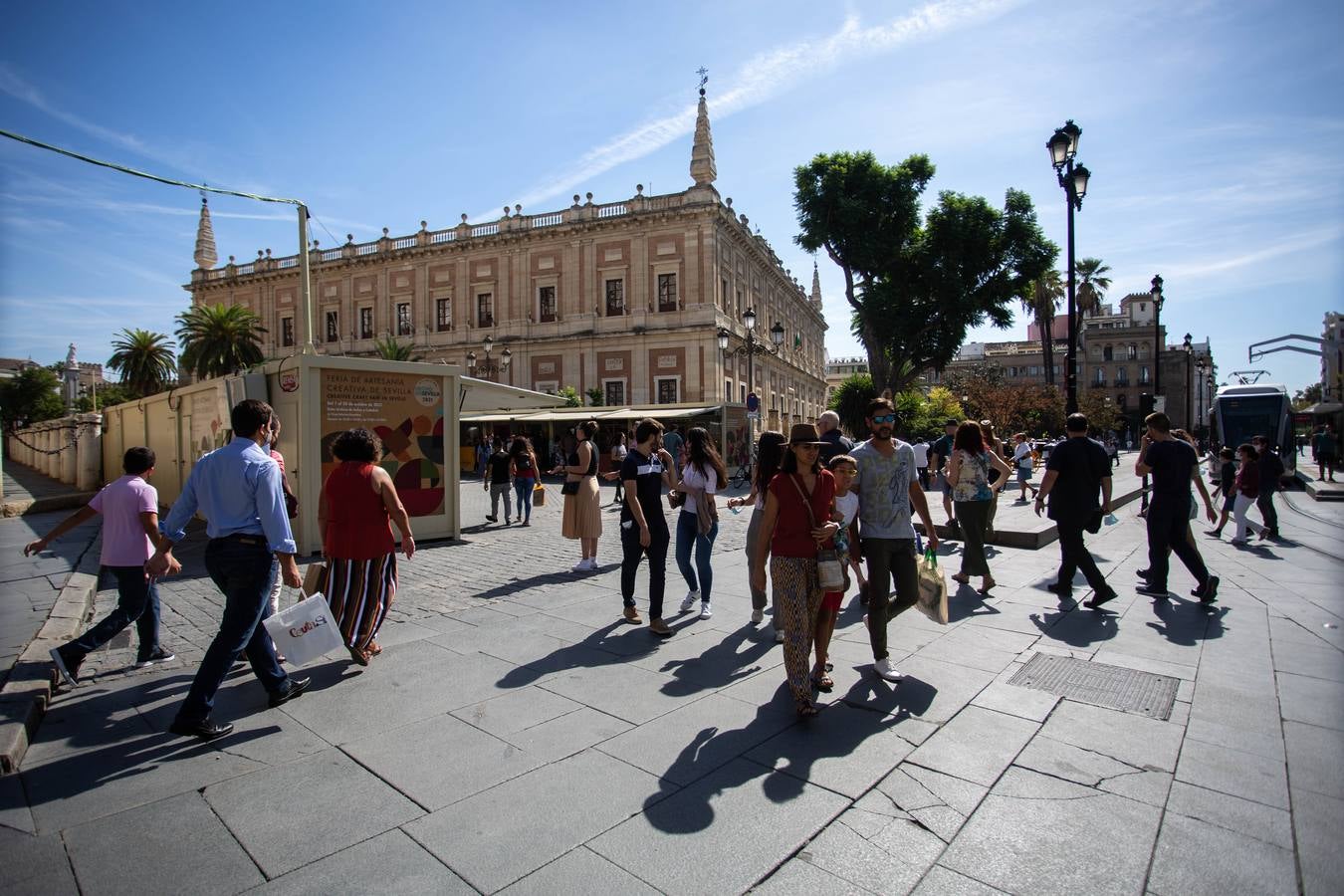 Las calles de Sevilla se llenan en el puente del Pilar