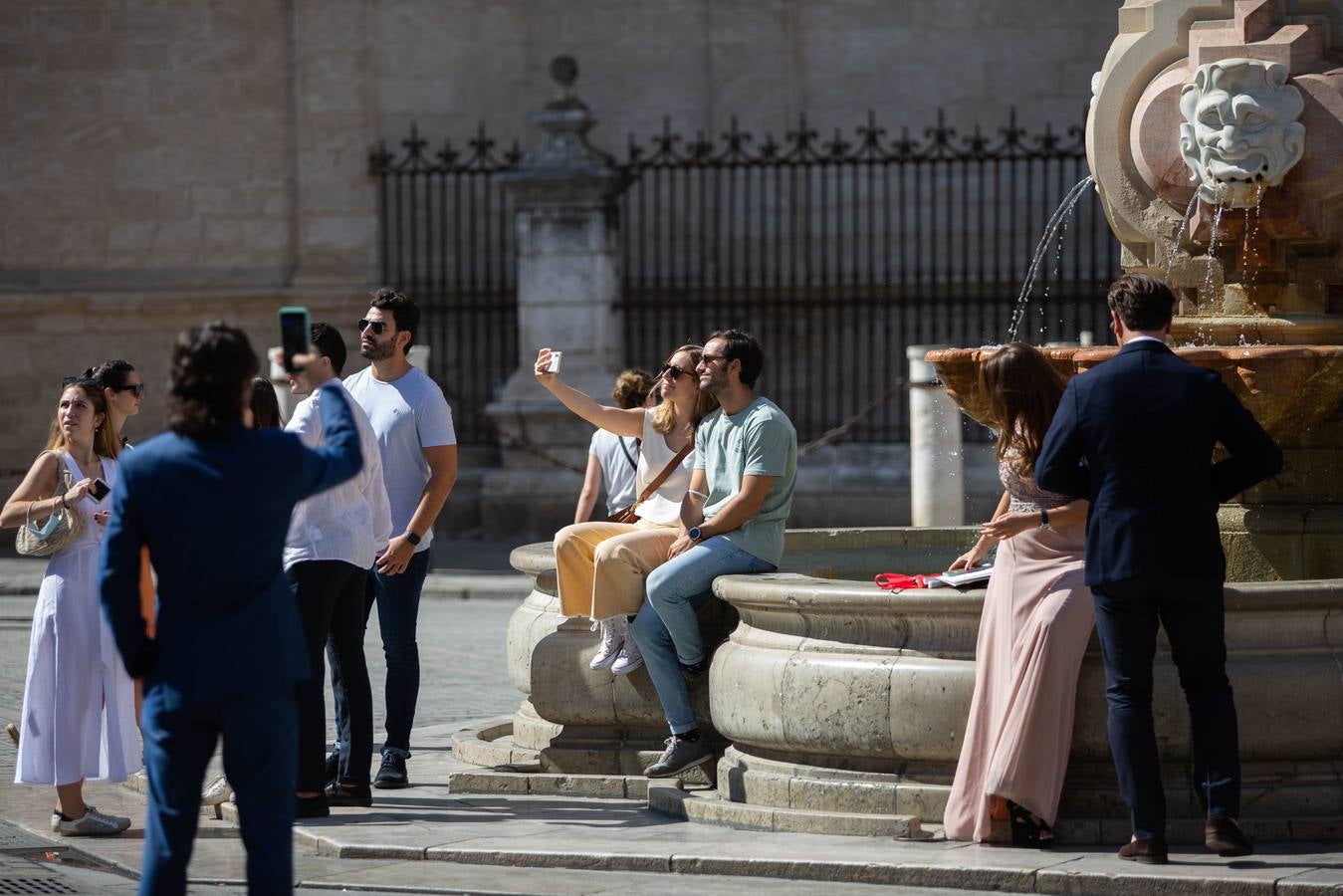 Las calles de Sevilla se llenan en el puente del Pilar