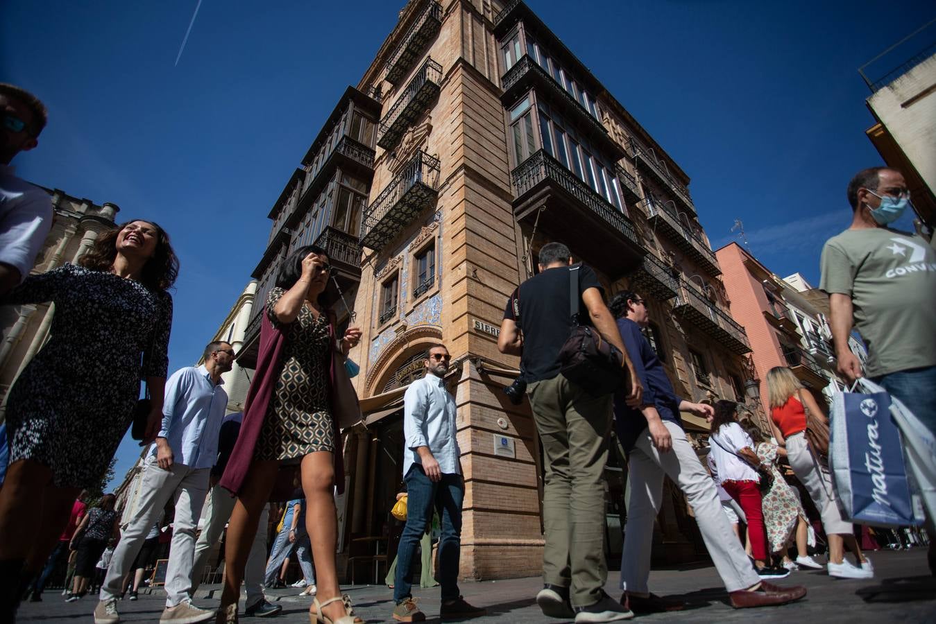 Las calles de Sevilla se llenan en el puente del Pilar