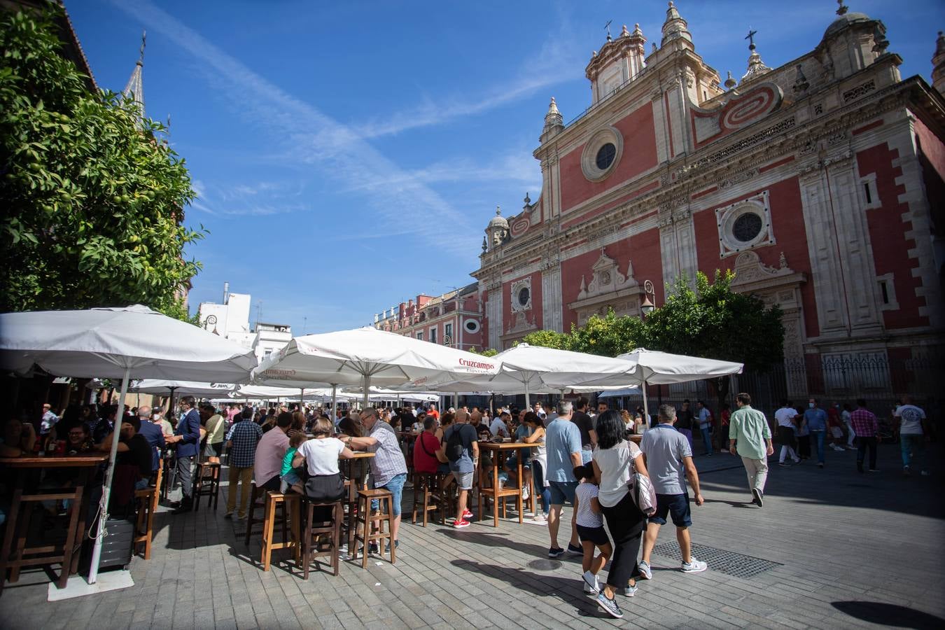 Las calles de Sevilla se llenan en el puente del Pilar