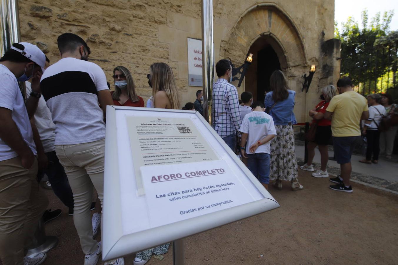 El turismo en Córdoba en el Puente del Pilar, en imágenes