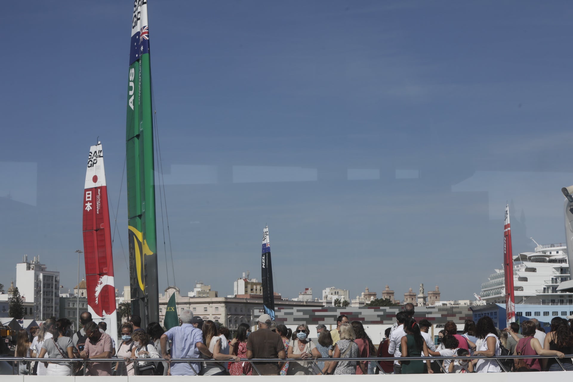 En imágenes: Los gaditanos se echan a la calle para disfrutar de la SailGP