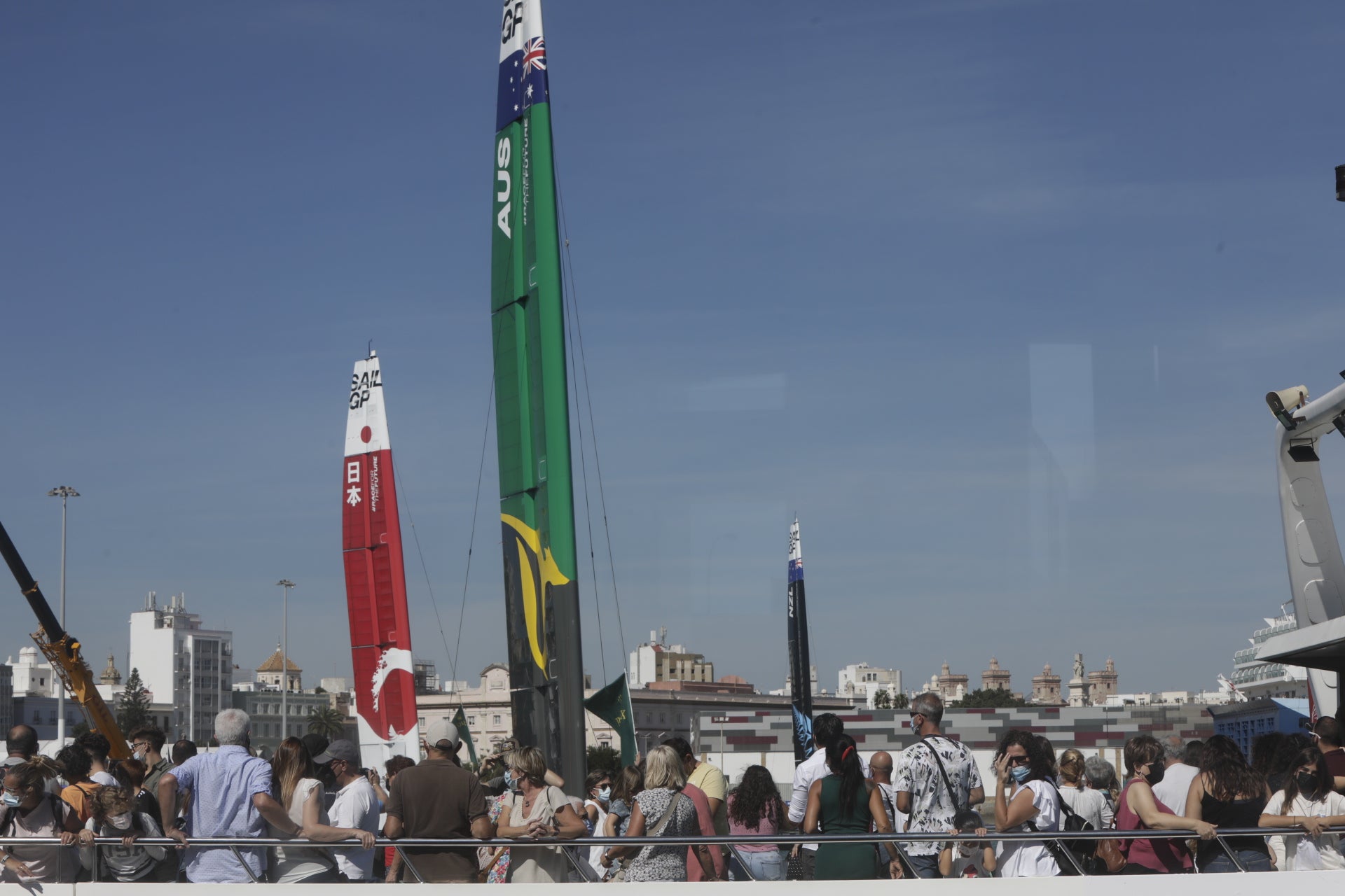 En imágenes: Los gaditanos se echan a la calle para disfrutar de la SailGP