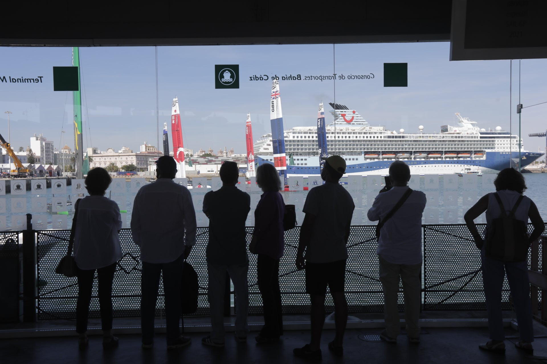 En imágenes: Los gaditanos se echan a la calle para disfrutar de la SailGP