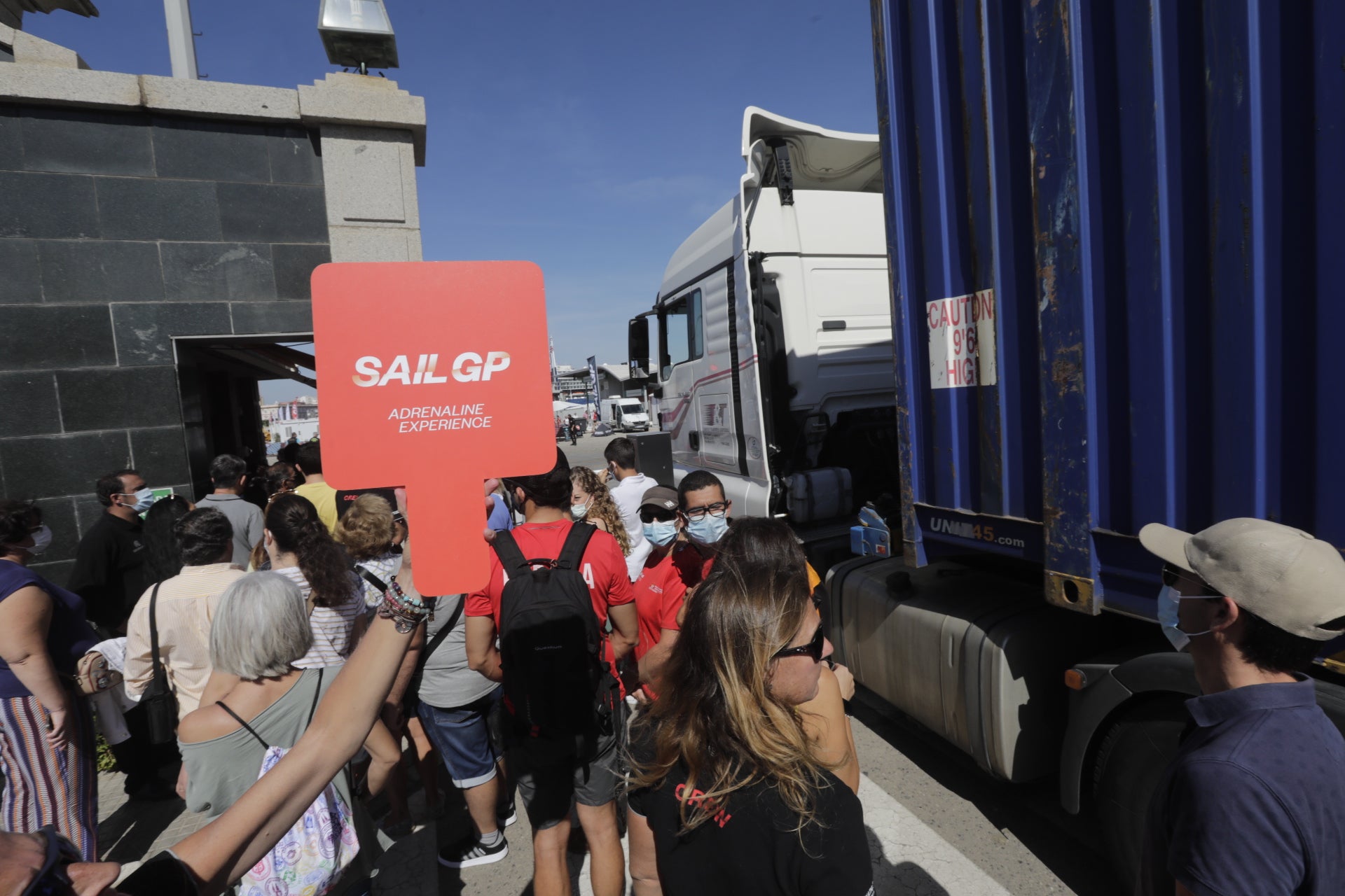 En imágenes: Los gaditanos se echan a la calle para disfrutar de la SailGP