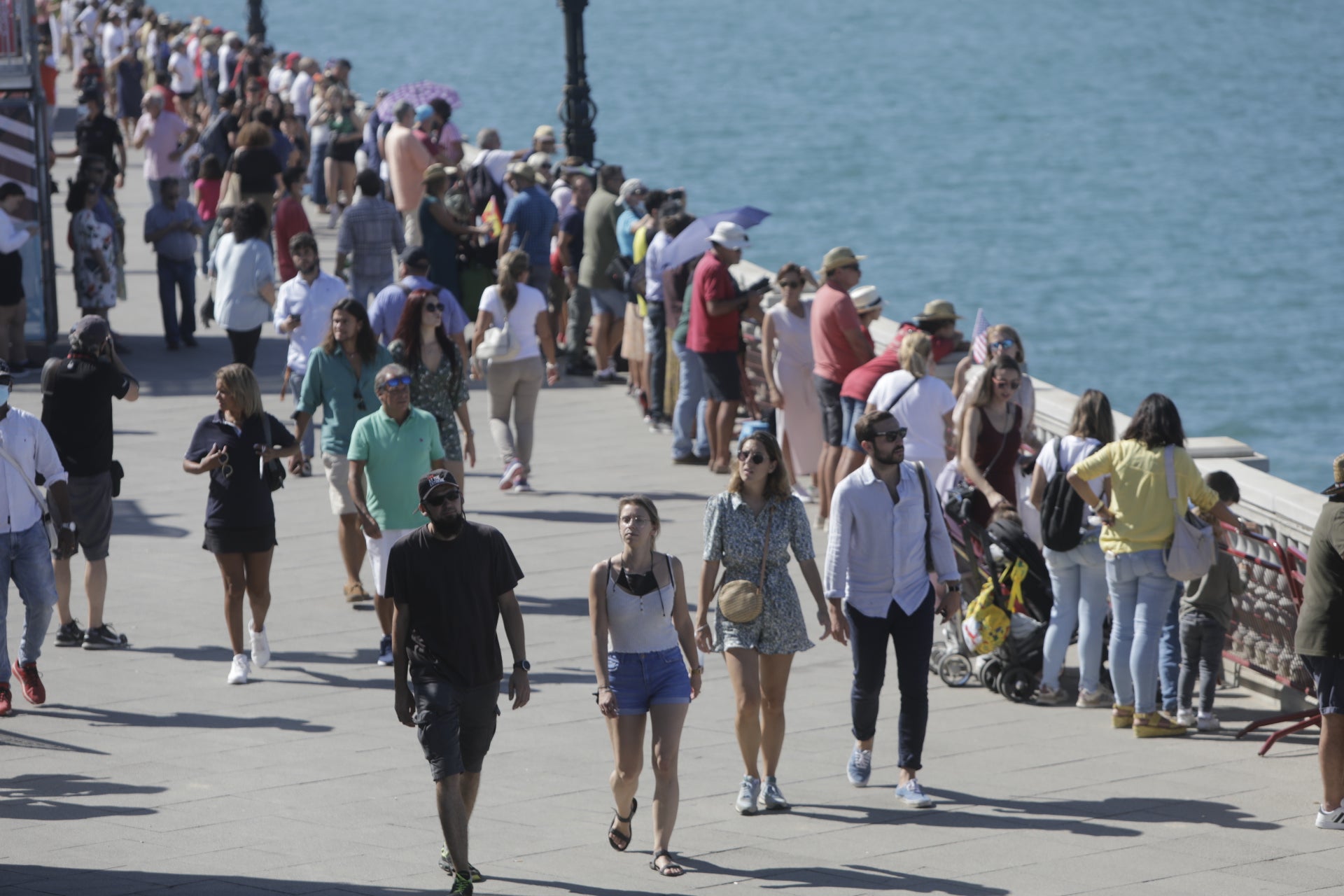 En imágenes: Los gaditanos se echan a la calle para disfrutar de la SailGP