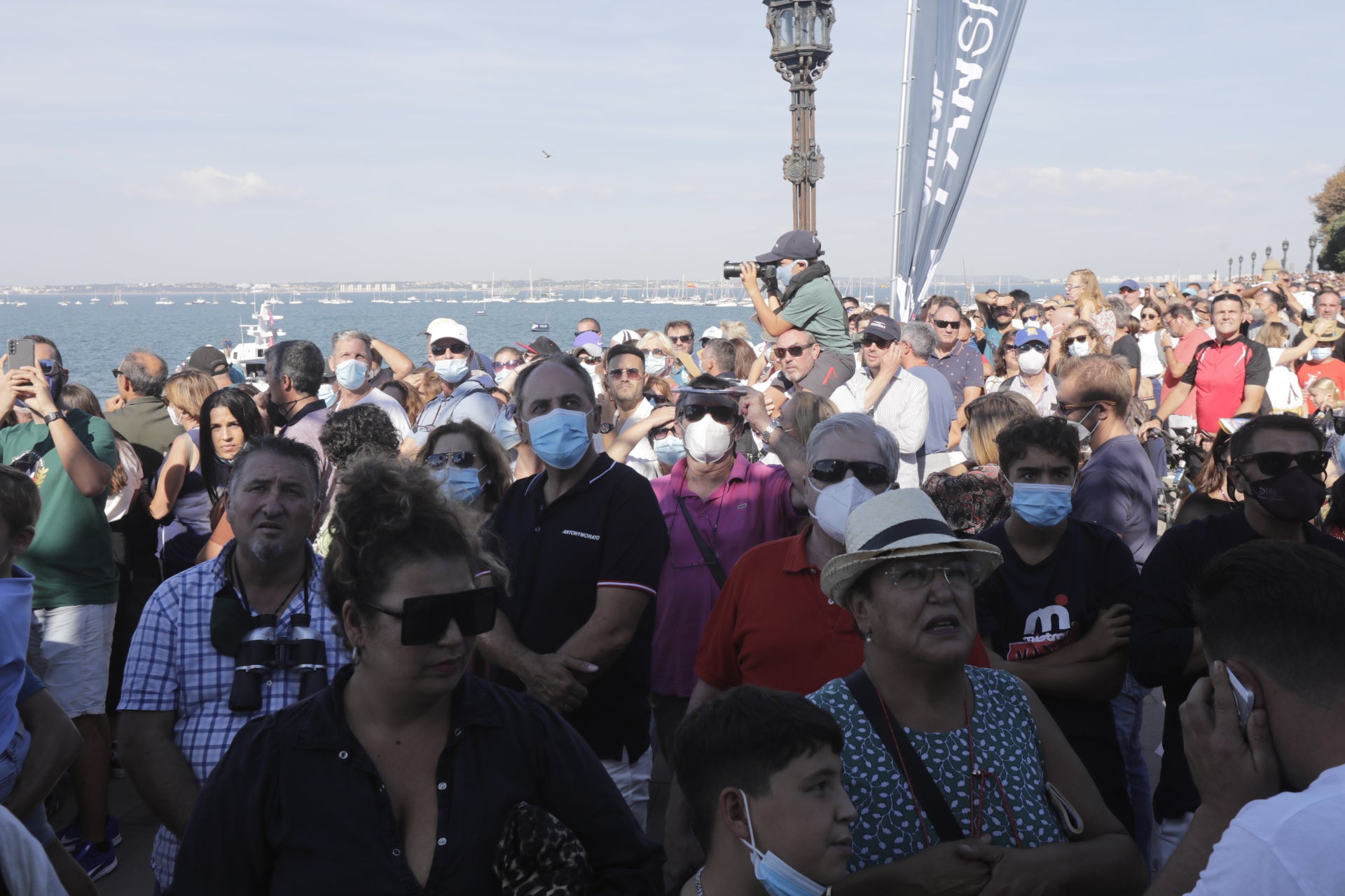 En imágenes: Los gaditanos se echan a la calle para disfrutar de la SailGP