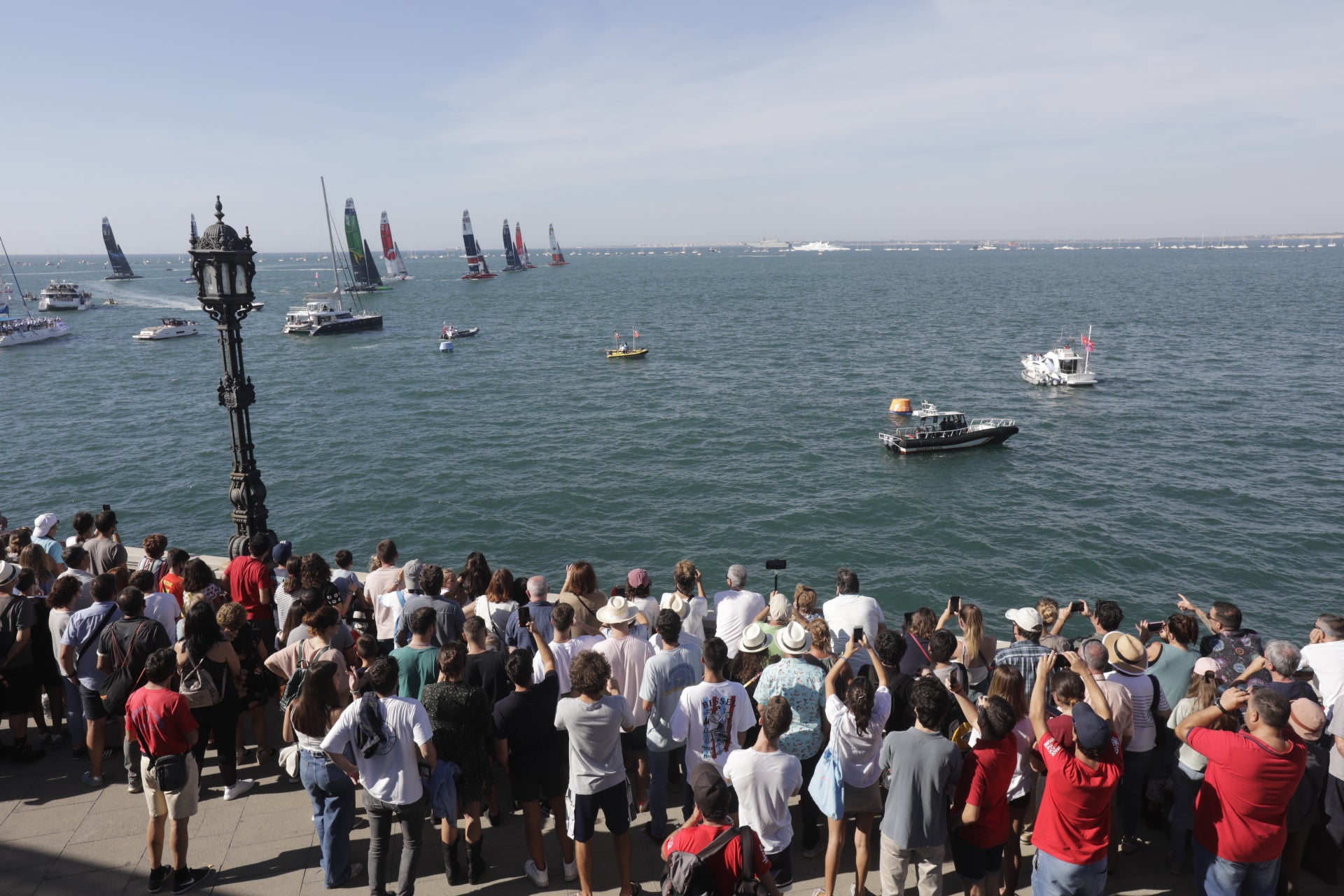 En imágenes: Los gaditanos se echan a la calle para disfrutar de la SailGP