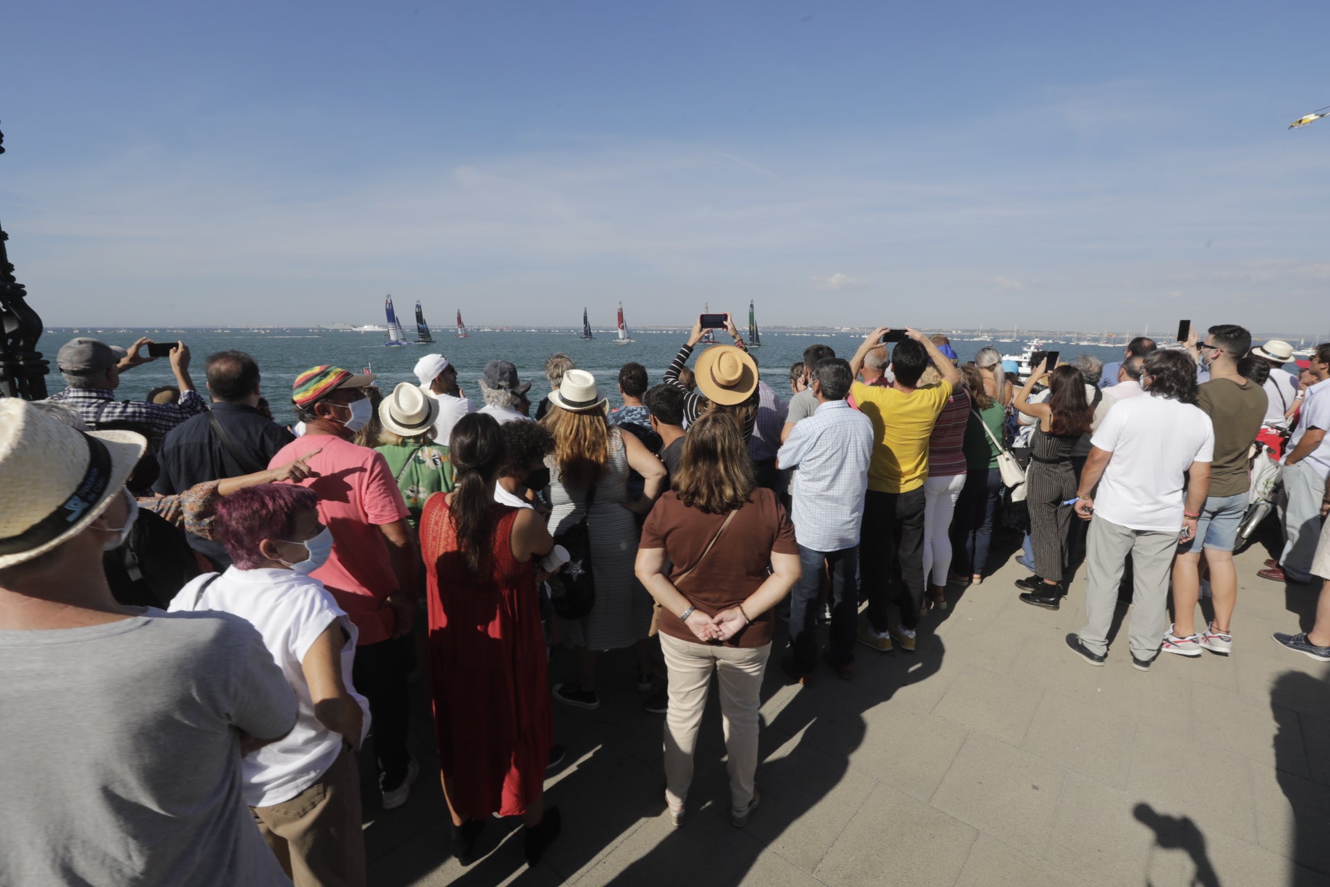 En imágenes: Los gaditanos se echan a la calle para disfrutar de la SailGP