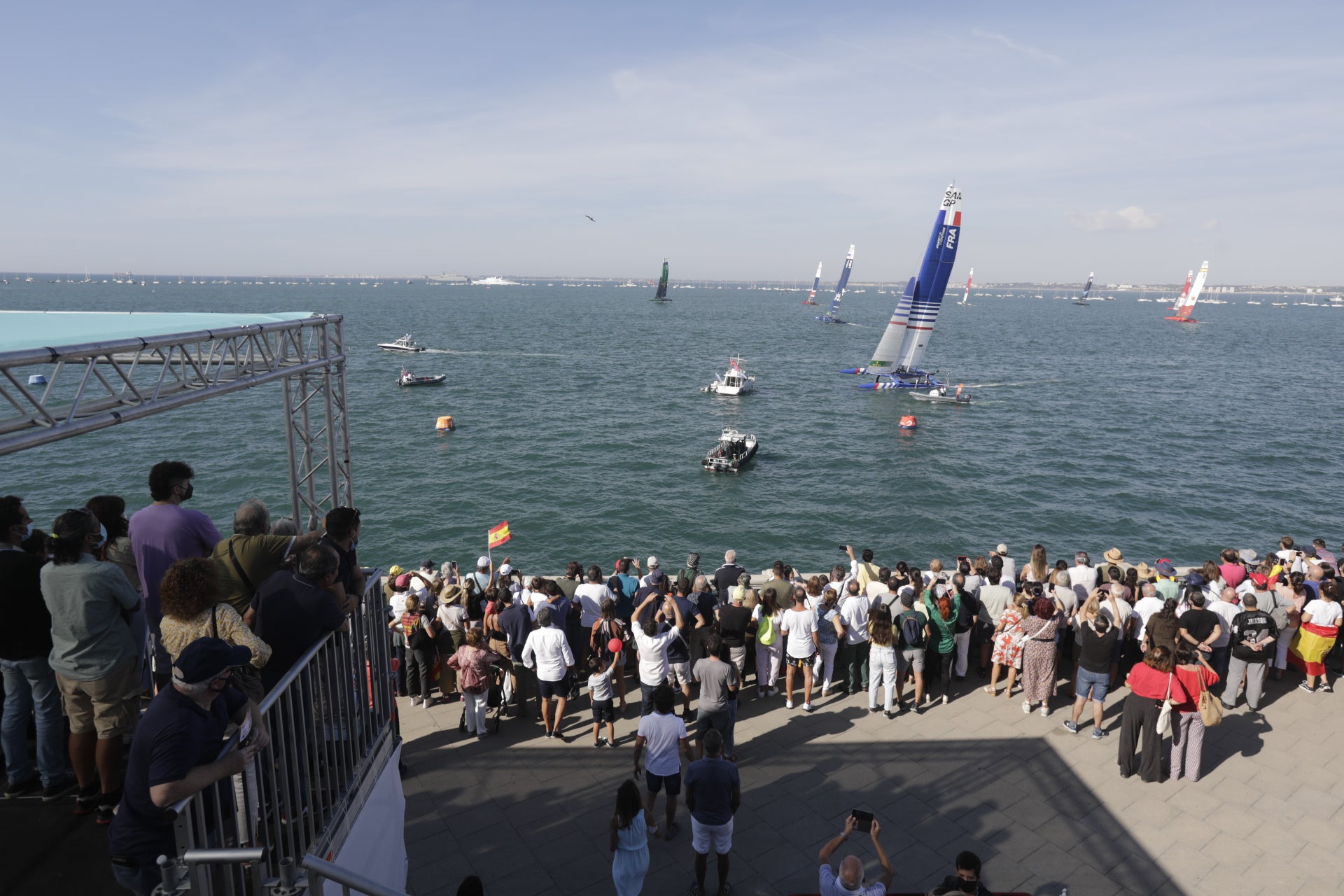 En imágenes: Los gaditanos se echan a la calle para disfrutar de la SailGP