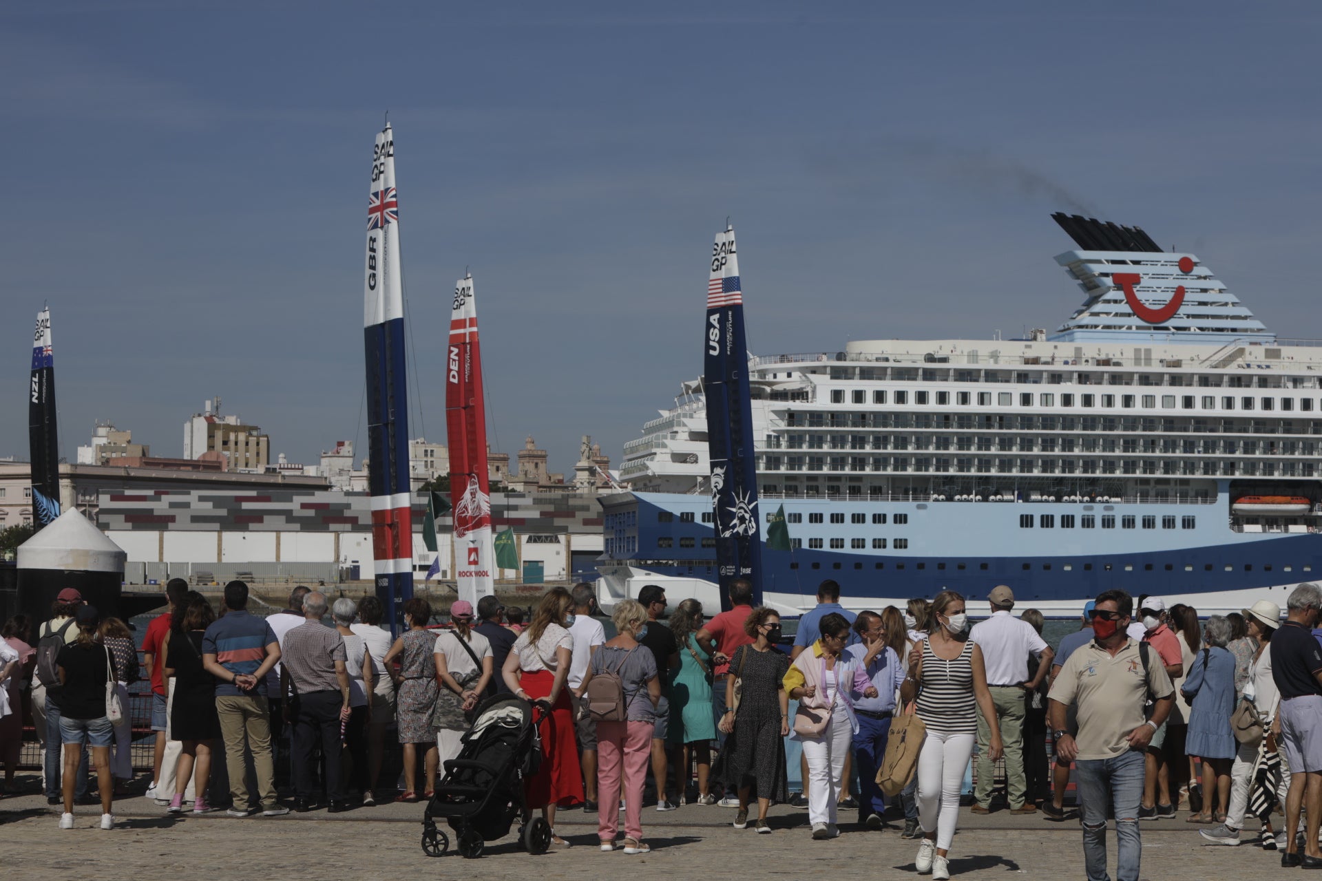 En imágenes: Los gaditanos se echan a la calle para disfrutar de la SailGP