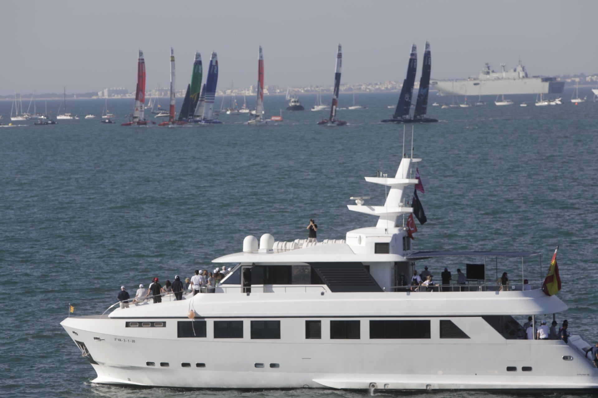 En imágenes: Los gaditanos se echan a la calle para disfrutar de la SailGP