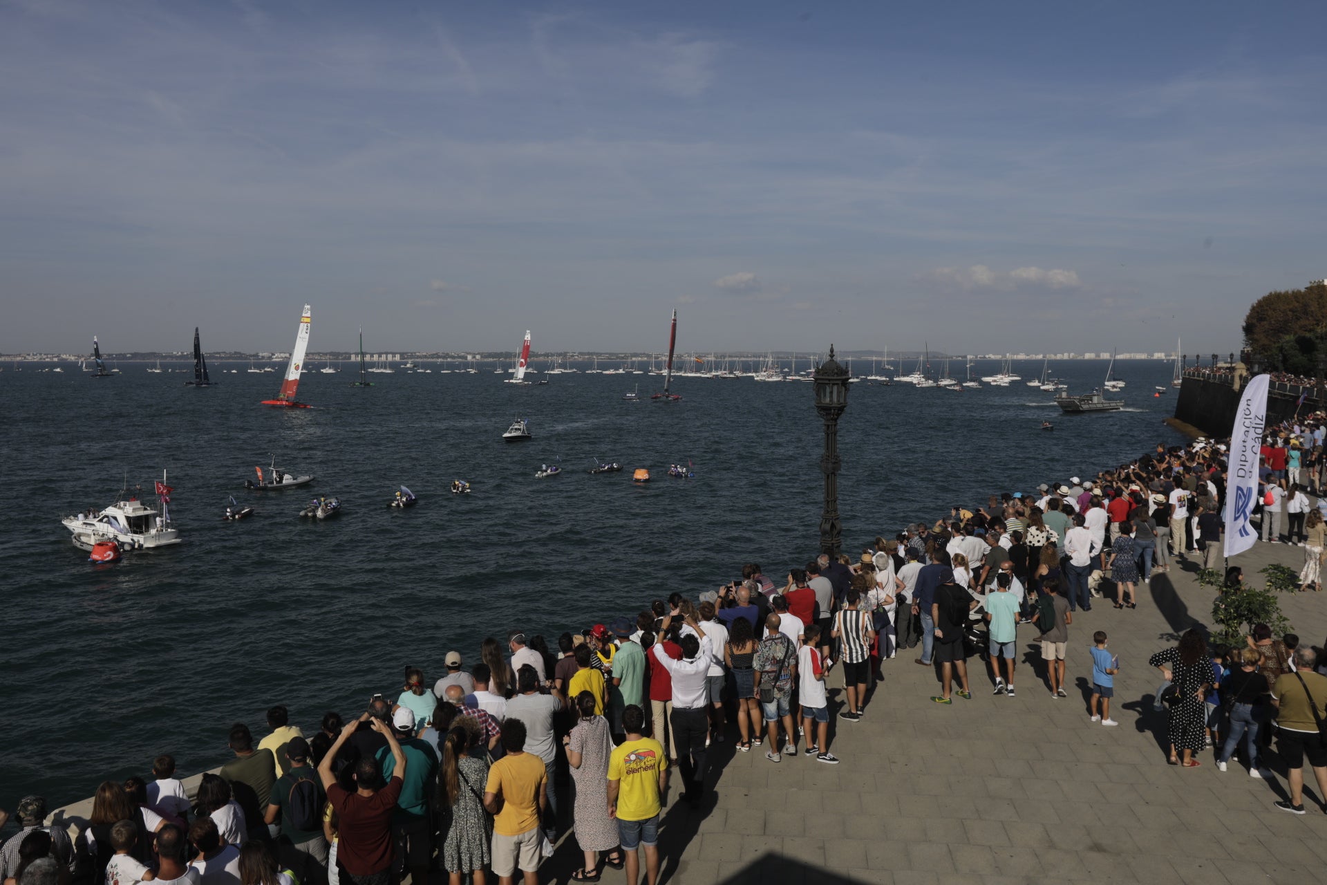 En imágenes: Los gaditanos se echan a la calle para disfrutar de la SailGP